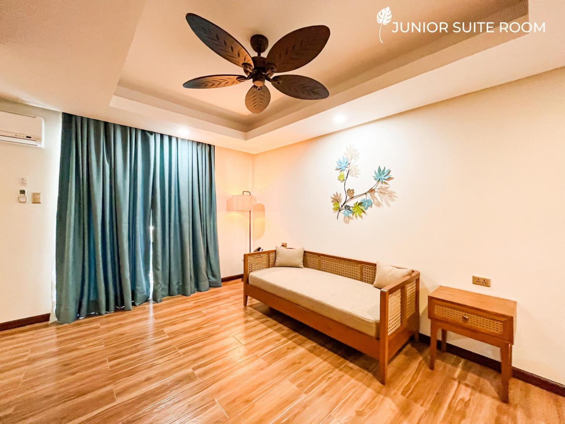 La Jolla Luxury Beach Resort Bagac Extérieur photo